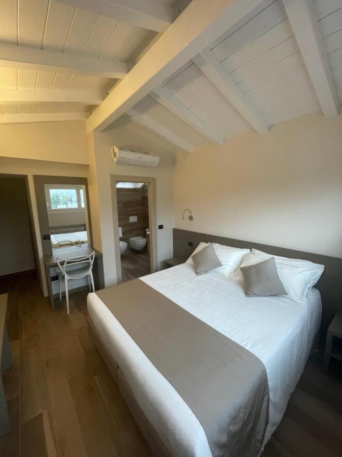 Hotel Baia Di Pare Valmadrera Buitenkant foto
