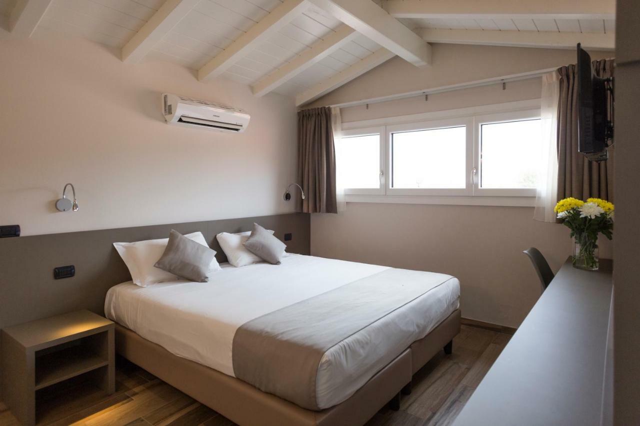 Hotel Baia Di Pare Valmadrera Buitenkant foto