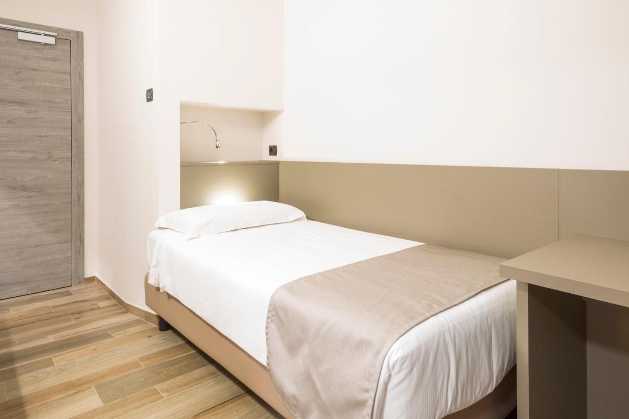Hotel Baia Di Pare Valmadrera Buitenkant foto