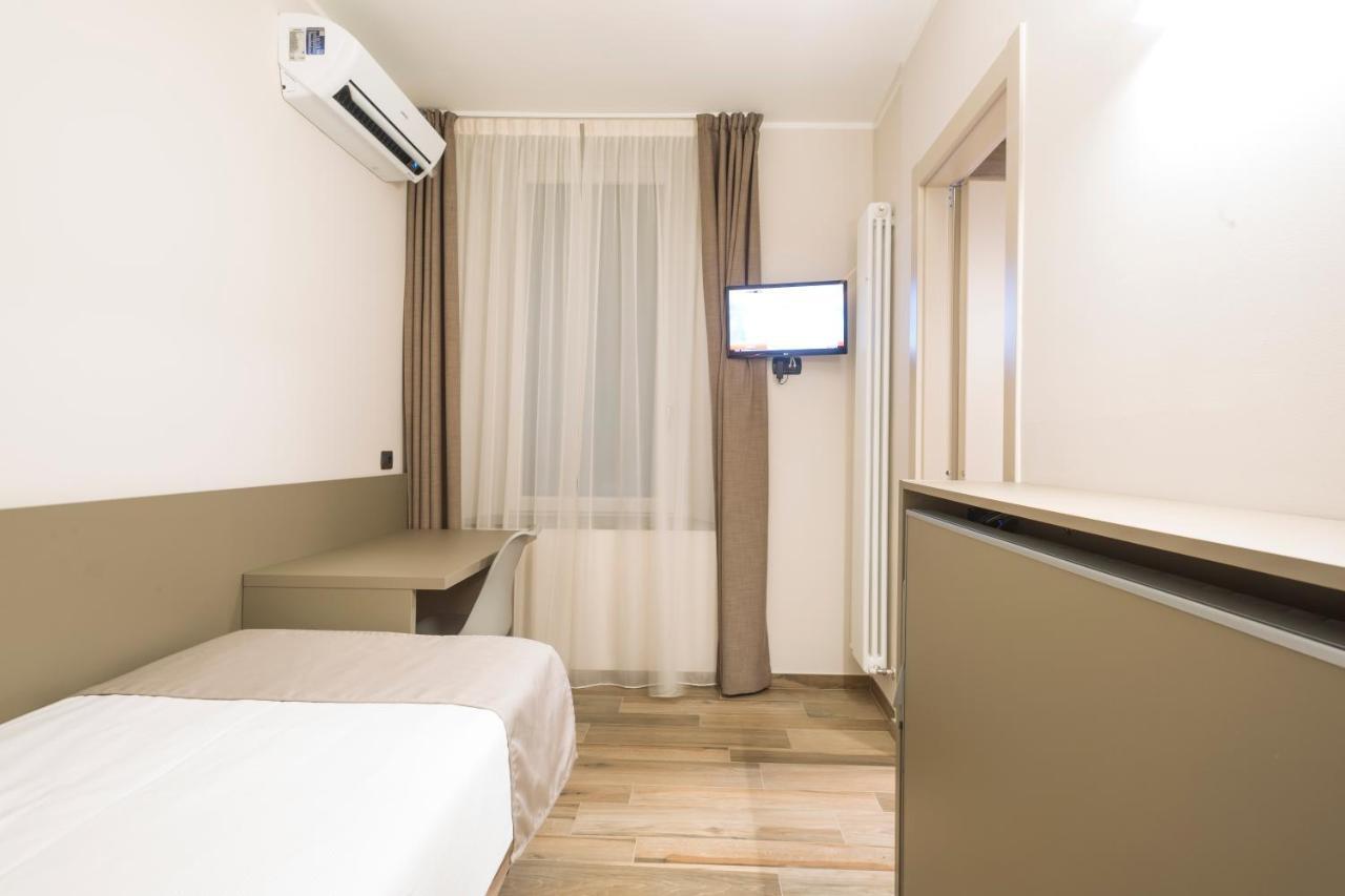 Hotel Baia Di Pare Valmadrera Buitenkant foto